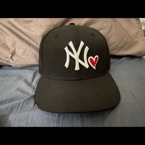 New era Yankees heart logo black fitted hat size 7